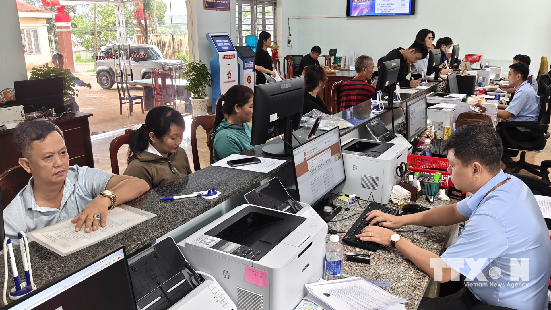 Người dân đến Trung tâm Phục vụ hành chính công xã Đăk Ơ thực hiện thủ tục hành chính công. (Ảnh: K GỬIH/TTXVN)